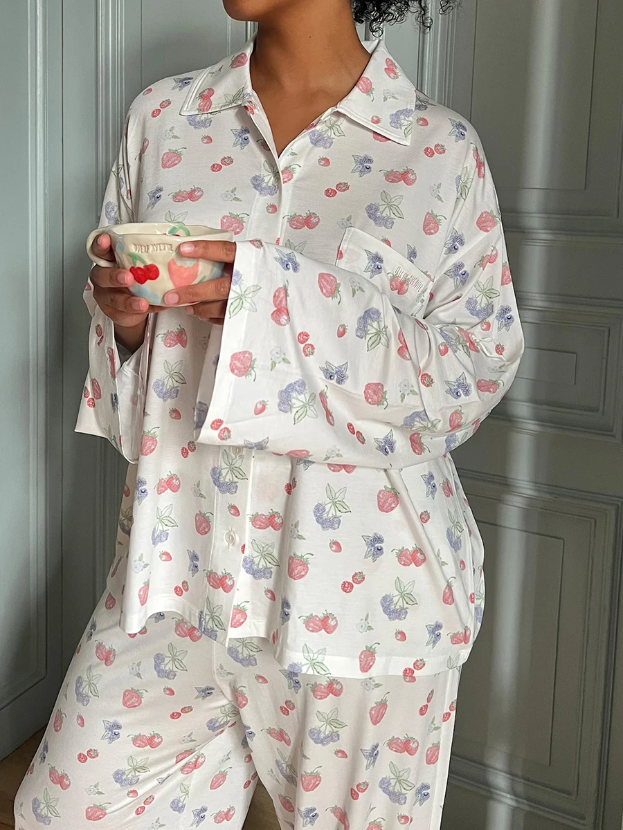 Женский пижамный комплект с цветочным принтом, топ с коротким рукавом и брюки-капри - удобная одежда для отдыха вечером